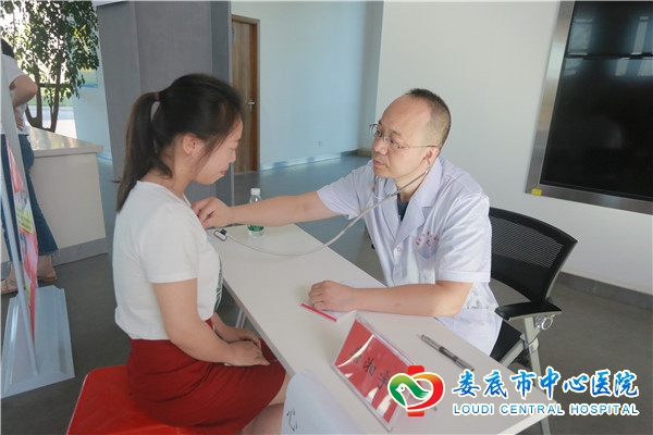 心血管内科博士唐湘宇教授为员工听诊