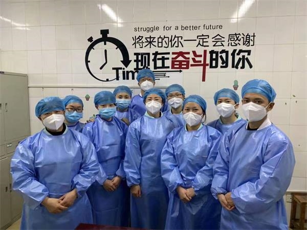 第一批主动请战坚守在发热门诊,感染科救治一线的部分医务人员